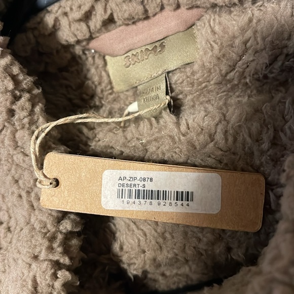 Skims - Picture 3 of 3